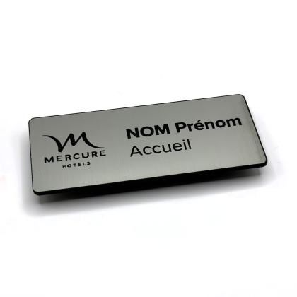Badge nominatif rectangulaire aimanté argenté avec gravure laser