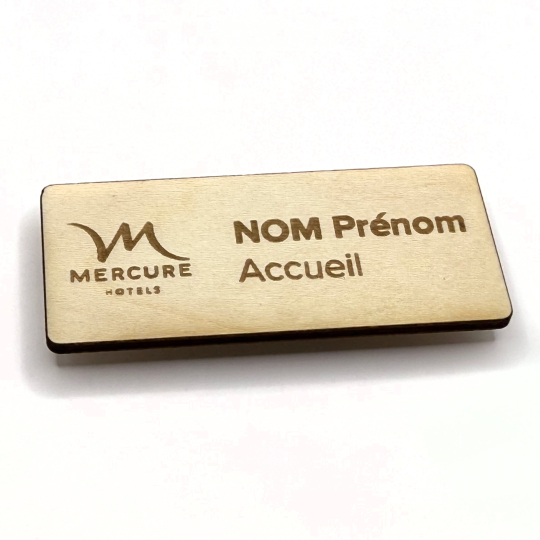 Badge nominatif bois gravé 70x30 mm – Écologique et élégant