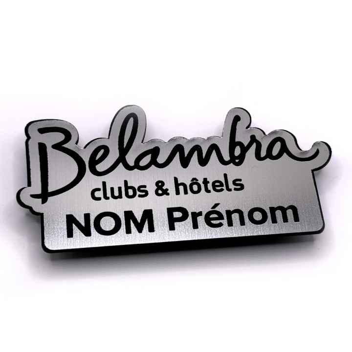 Badge nominatif aimanté à la forme effet métal brossé gravé